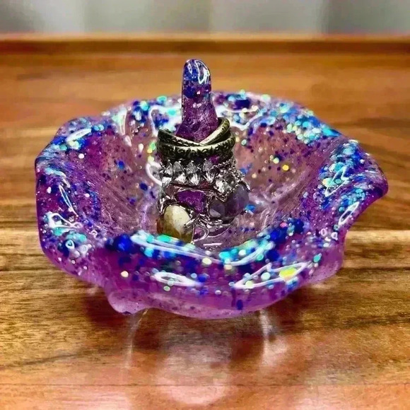 Hand Crafted Resin Ring Holder - Picture 1 of 2